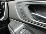 運転席のシートポジションを2つメモリー可能です。