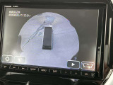 360度ビューカメラを搭載。4方の小型カメラの映像を処理し、車両真上からの映像に変換しています。