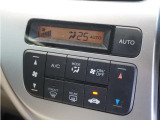 【オートエアコン】温度を設定すれば自動で快適な車内温度を保ちます。エアコン内部の高性能脱臭フィルターで車内のアレルゲンや花粉を除去。