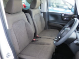 フロントは助手席と繋がったベンチシートで、運転席は高さが調整できるハイトアジャスター付きです。また、ハンドルも高さの調整が出来るチルトステアリングです