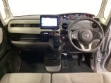 車内は光触媒抗菌消臭施工済です。スタイリッシュなデザインで暖かみのあるインパネ周りを演出します。グローブボックスやカップホルダーのほかにトレーなどたくさんの収納スペースが装備されています。
