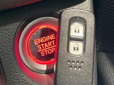 【Hondaスマートキー】カバンやポケットに入れたままでもドアの施錠・解錠が可能なスマートキーを装備。エンジンのオン・オフ時もカギを取り出す必要が無いからとっても便利です♪
