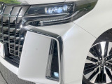 【LEDヘッドライト】悪天候や夜間走行時も良好な視界を確保し安心して運転できる高輝度LEDヘッドライトを装備!点灯速度が早く、消費電力も抑えられています。