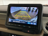 リバースギアに入れるだけで後方の表示へ切り替わります。夜間や雨の日の駐車も楽になりますよ。