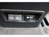 後部席へ乗車して携帯電話などを充電する時に前から配線を伸ばすとごちゃごちゃして邪魔になりがちですよね。そんな煩わしさを解消する後席側USBポート☆