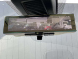 [スマートルームミラー]車両後方をミラーに映し出すため、悪天候の時でも視界は良好♪