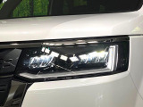 【LEDヘッドライト】悪天候や夜間走行時も良好な視界を確保し安心して運転できる高輝度LEDヘッドライトを装備!点灯速度が早く、消費電力も抑えられています。