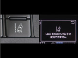 レーンディパーチャーアラートとは車線、又は走路からの逸脱の可能性をブザーにて警告します。