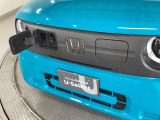 向かって左が普通充電、右が急速充電のポートです。充電コネクターを差しやすい高さで、充電操作をストレスフリーに。