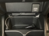 アクセサリーソケットはUSBのアダプターなどをつければ、スマホの充電にも使えます。周辺には物が置けるボックスがついています。