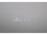 ヘッドアップディスプレイ(HUD)です。運転に必要な情報をフロントガラスの視野内に投影することで視線を外さず確認できます。視線移動や焦点調節が少なくて済むので安全性の向上に貢献します。