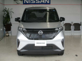 ■フロントカメラで前方の車両や歩行者を検知。万一、ドライバーが安全に減速できなかった場合には、自動的に緊急ブレーキを作動させて衝突を回避、または衝突時の被害や傷害を軽減します。