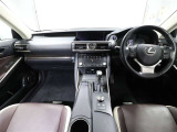 上質で落ち着いた印象のインパネ。視界も広々で運転しやすいです。