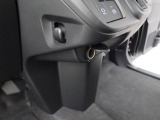 後退時に車両の後ろ側をモニター画面に表示します。車庫入れなどでバックする際に後方確認ができて便利です。車庫入れが苦手な人もこれで安心。