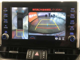 パノラミックビューモニター付きです。車両を上から見たような映像をディスプレイオーディオ画面に表示。運転席からの目視だけでは見にくい、車両周辺の状況をリアルタイムでしっかり確認できます。
