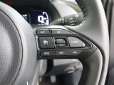 前車との適切な車間距離を保ちながら追従走行やスピードダウンをセンサーで行います。高速道路の長時間ドライブで疲労軽減に貢献します。
