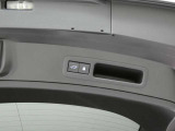 【パワーバックドア】パワーバックドア装着車です。ボタンを押すだけ、力要らずでドアの開閉が可能になります。
