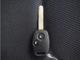 ◆キーレス◆雨が降っているのに傘がない・・車のところまで走ってカギを開けていたらズブ濡れ・・こんなことにならないようにキーレスはボタンを押せばカギが開錠されますので濡れる量も減ります!