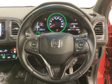 ハンドルにHondaセンシング系のクルーズコントロールやレーンキープアシストなどのスイッチと、オーディオの操作スイッチが装備されています。ハンドルから手を離さず安全に操作できます。