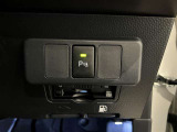 障害物に近づくと、警告音(ピーピー音)やディスプレイ表示で運転者に知らせ、安全な駐車をサポートします。