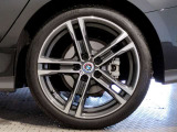 【BMWアロイホイル】軽量かつ強度に拘ったアロイホイル。走行性能ポテンシャルを引き出す設計。車の足元を引き締めてくれる大きなポイントはアロイホイルです。