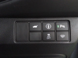 パーキングセンサーや横滑りを防ぐVSA等のスイッチ類は運転席の右側、手の届きやすい位置にあります。