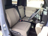 厚みのある運転席シートは乗用車同等のフレームを使用し、疲れを軽減してくれます。
