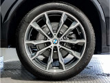 BMWの純正アロイホイールは軽量かつ強度にも優れているホイールで走行性能を引き上げる設計になっております。足元にもBMWは妥協がなくこだわっている個所になります。