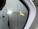 隣車線を走る車両をレーダーで検知し、ドアミラーでは確認しにくい後側方エリアに存在する車両に加え、急接近してくる車両も検知します。車両を検知するとドアミラーに搭載されたLEDインジケーターが点灯します。
