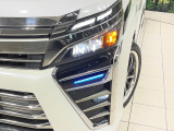 【LEDヘッドライト】悪天候や夜間走行時も良好な視界を確保し安心して運転できる高輝度LEDヘッドライトを装備!点灯速度が早く、消費電力も抑えられています。