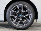 BMWの純正アロイホイールは軽量かつ強度にも優れているホイールで走行性能を引き上げる設計になっております。足元にもBMWは妥協がなくこだわっている個所になります。