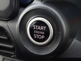 【プッシュスタート】キーが車内にあれば、エンジンの始動・停止はブレーキを踏んでスイッチを押すだけ!キーを取り出す手間を省き、ワンプッシュで操作するので簡単でスムーズ!