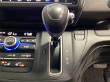 CVT車のセレクトレバーです。低速から高速まで、変速ショックのないスムーズな走りを実現するとともに、エンジン効率のよい領域を維持することで燃費にも貢献します。