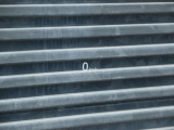 運転視界の遠方上方に虚像を投影することで前を見ながら情報の視認ができます。本当にドライバーが必要な情報を適切に伝え、楽しんで頂くことを考えた新世代装備です。※虚像は2.6m前方に浮かぶイメージです。