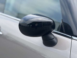 MINIの電動格納サイドミラーは、スイッチ操作でスムーズに開閉でき、狭い駐車場でも安心して扱えます。車体との一体感あるデザインで、利便性とスタイリングを両立した装備です。