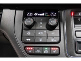 運転席と助手席の温度設定の変更が可能な左右独立タイプのデュアルエアコンです♪♪♪暑がりな人・寒がりな人も誰もが車内を快適にお過ごしいただけます♪♪♪