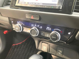 【オートエアコン】一度お好みの温度に設定すれば、車内の温度を検知し風量や温度を自動で調整。暑い&hellip;寒い&hellip;と何度もスイッチ操作をする必要はありません。快適な車内空間には必須の機能ですね♪