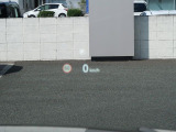 ヘッドアップディスプレイは運転中に役立つ情報をフロントガラスに映し出します。独自のレーザー技術により、直射日光が当たるような状況にも対応。走行速度、ナビゲーションなどの情報を、クリアに表示します。