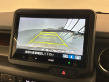 リバースギアに入れるだけで後方の表示へ切り替わります。夜間や雨の日の駐車も楽になりますよ。