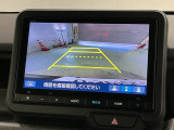 リバースギアに入れるだけで後方の表示へ切り替わります。夜間や雨の日の駐車も楽になりますよ。