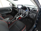 シンプルで使いやすいデザインの運転席です。