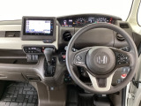 【ハンドル】運転にかかわる様々な操作を安全に行えるように視点移動が少なく操作性に配慮されたスイッチ類が凝縮されたコックピットです。