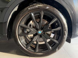 BMWの純正アロイホイールは軽量かつ強度にも優れているホイールで走行性能を引き上げる設計になっております。足元にもBMWは妥協がなくこだわっている個所になります。