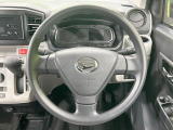 インテリアに合わせたデザインのステアリングは、運転される方のことも考え、運転しやすい形状、大きさです。是非一度、実際に触ってお確かめください。