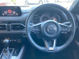 【運転席インテリアデザイン】左右対称のインテリアデザインでドライバーを包み込み運転に集中できるように設計されています。
