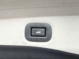 【パワーバックドア】スマートキーや運転席のボタンを押すだけでリアゲートが自動で開閉します!荷物を持っている時や、高い位置にあるバックドアを閉める際に便利な機能です♪