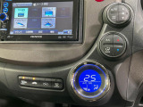 【オートエアコン】一度お好みの温度に設定すれば、車内の温度を検知し風量や温度を自動で調整。暑い&hellip;寒い&hellip;と何度もスイッチ操作をする必要はありません。快適な車内空間には必須の機能ですね♪