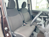 運転席まわりには十分なスペースがあり、大柄な方でもゆったり運転していただける環境です。
