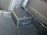 後席のアームレストには、スマホの充電に便利なUSBポートが2つございます。