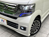 【LEDヘッドライト】悪天候や夜間走行時も良好な視界を確保し安心して運転できる高輝度LEDヘッドライトを装備!点灯速度が早く、消費電力も抑えられています。